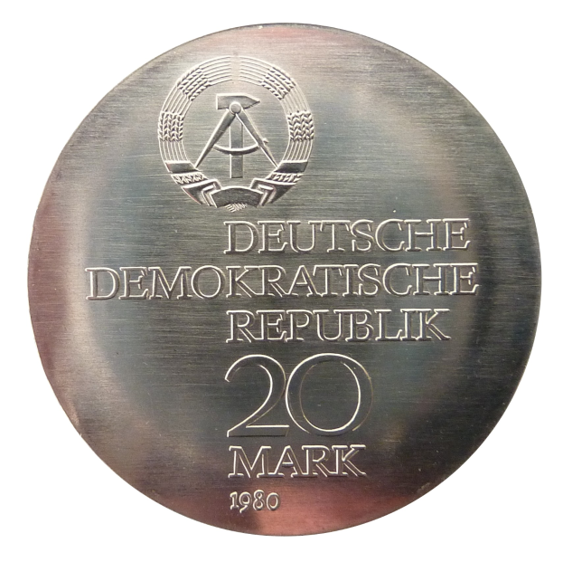Silberne Medaille mit der Aufschrift 'Deutsche Demokratische Republik' auf weißem Hintergrund.