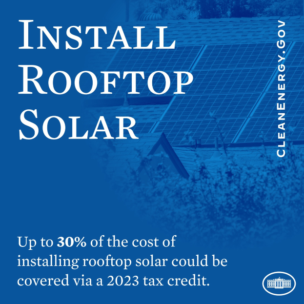 Plakat mit Text über einen 2023-Steuergutschrift, der bis zu 30% der Kosten für die Dachsolarinstallation deckt, mit Bäumen und einem Gebäude mit Solarpaneelen im Hintergrund.