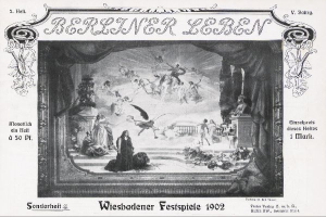 Schwarz-weißes Foto einer Bühne mit Darstellern in traditioneller deutscher Tracht während der "Wiesbadener Festspiele 1902", mit einem applaudierenden Publikum im Hintergrund.