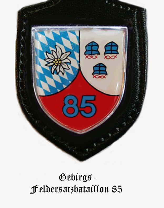 Ein Abzeichen mit der Nummer 85, das das bayerische Fußballteam repräsentiert, mit deutschem Text unten.