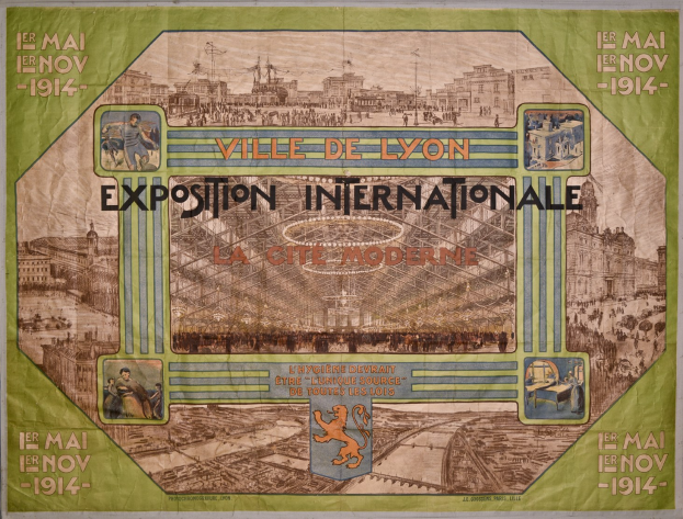 Ein Vintage-Plakat an einer Gebäudewand, das eine farbenfrohe, detaillierte Stadtansicht mit lächelnden Menschen, Gebäuden und ornamentierter klassischer Schrift zeigt.
