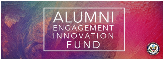Plakat mit "Alumni Engagement Innovation Fund" in fetter, schwarzer Schrift auf einem weißen Hintergrund und einem Logo in der rechten unteren Ecke.