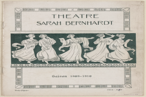 Ein Vintage-Plakat des Théâtre Sarah Bernhardt von 1909-1910, das eine Gruppe von Frauen in der Mitte mit beschreibendem Text zeigt.