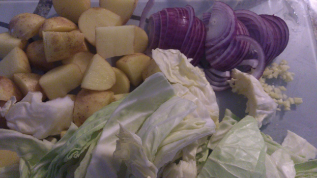 Eine Sammlung von Zwiebeln, Kartoffeln und Kohlsorten.