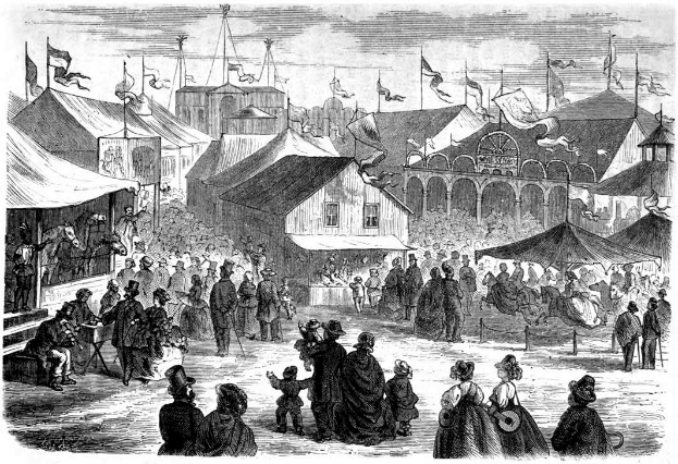 Eine Schwarz-Weiß-Zeichnung eines volkreichen viktorianischen Karnevals in London, England, mit einer Menge Menschen, Zelten, Gebäuden, Fahnen und Pfählen unter einem Himmel.