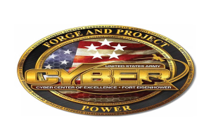 Logo der United States Army Cyber Center of Excellence, Fort Eisenhower, mit einem blauen Kreis mit einem weißen Stern, einem weißen Rand und dem Text "Forge and Project Cyber Power" darunter in fetter schwarzer Schrift.