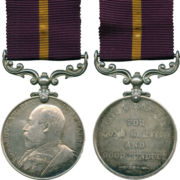 Silberne Medaille mit lila und gelbem Band, mit einem Profilbild auf der linken Seite und dem Text "Verdienstmedaille für lange Dienstzeit und gutes Verhalten" auf der rechten Seite.