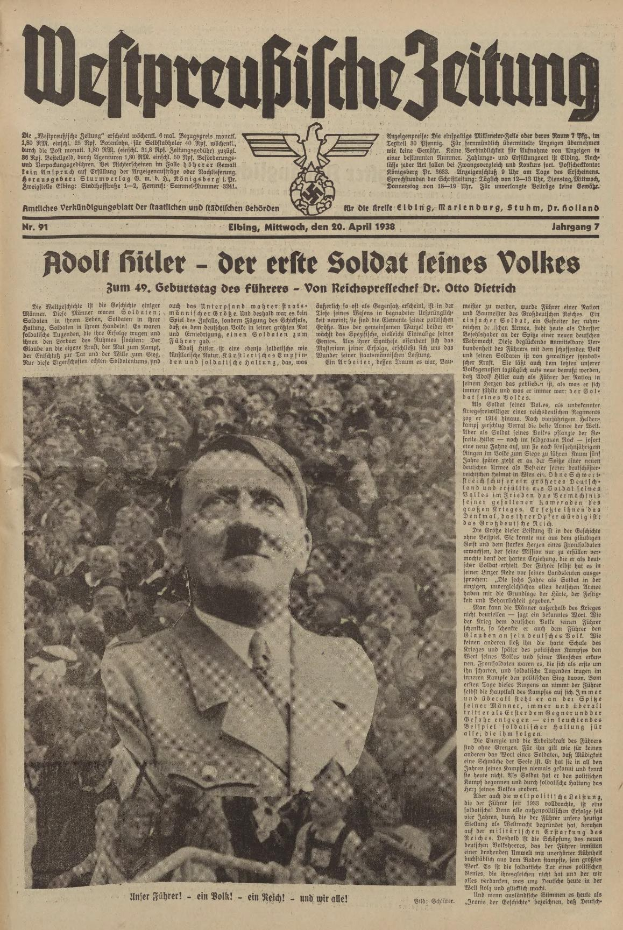 Schwarz-weißes Foto von Adolf Hitler in einem schwarzen Anzug und weißem Hemd, das auf der Titelseite einer deutschen Zeitung mit der Schlagzeile "Adolf Hitler - Der Erste Soldat seines Volkes" erscheint.