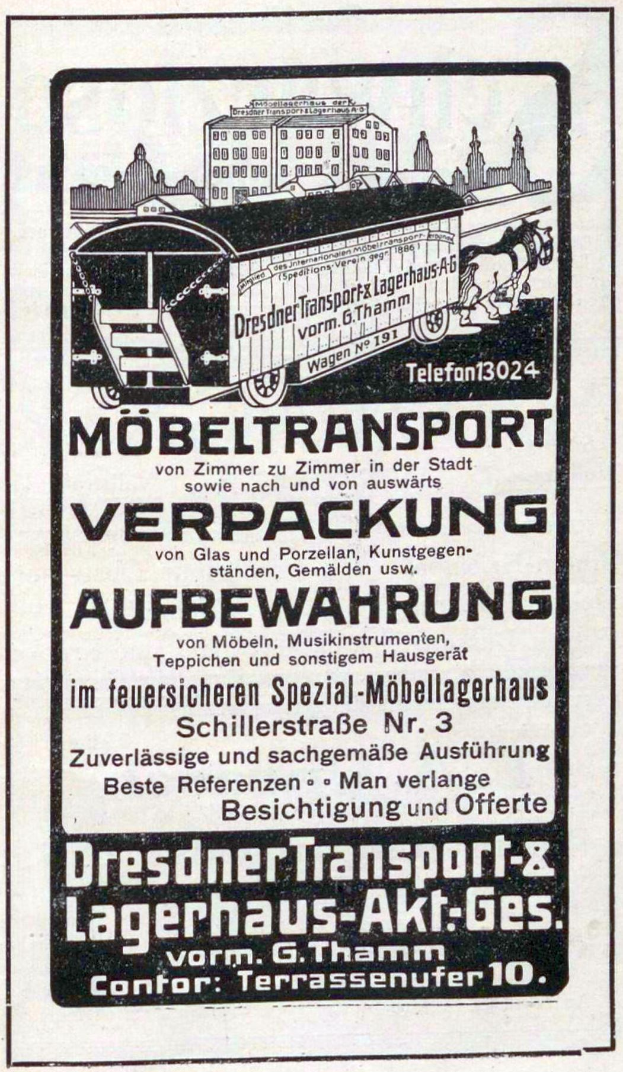Eine Werbung für eine Bahn mit einem Bild einer Bahn, dem Text 'Dresdner Transport & Lagerhaus-Akt-Ges' und ein paar Gebäuden im Hintergrund.