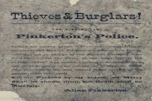 Plakat mit fettem schwarzem Text "Diebe & Einbrecher Pinkerton's Polizei" mittig auf einem weißen Hintergrund eingerahmt von einem schmalen schwarzen Rand.