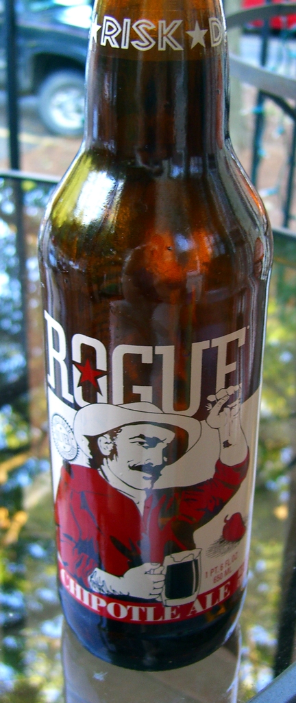 Eine Flasche kühles Getränk mit dem Wort "RISK" oben drauf, das ein Bild eines Mannes in rotem Hemd und Hut zeigt.