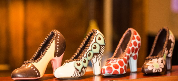 Schuhwerk im Vordergrund mit unscharfem Hintergrund.