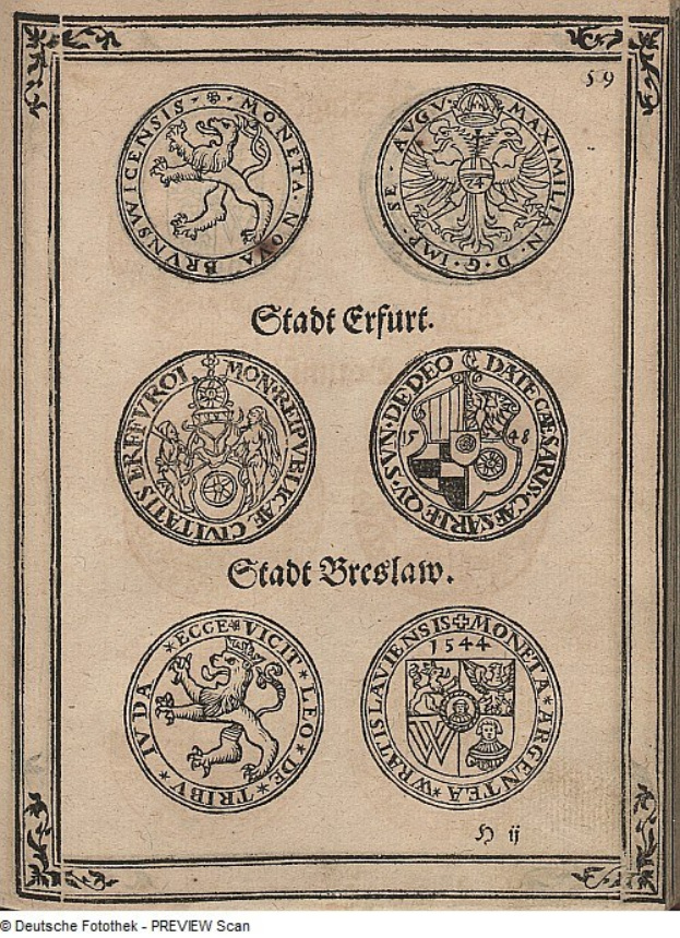 Ein offenes altes Buch mit vier eindeutigen Siegeln, die in einem Kreis auf seinen Seiten angeordnet sind, wobei jedes Siegel einzigartige Designs aufweist, begleitet von Text und Bildern.