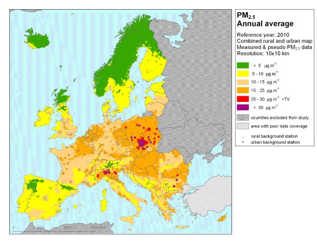 Eine Europakarte, die die jährlichen Durchschnittswerte der PM2,5-Verschmutzung anzeigt, mit Farben von hellblau bis dunkelblau und begleitendem Text auf der rechten Seite.