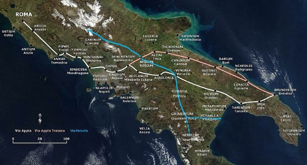 Blaue Linie auf einer Karte von Italien, die eine kreisförmige Zugroute von Rom zurück nach Rom nachzeichnet, mit beschrifteten Haltestellen an Städten und Dörfern entlang des Weges.
