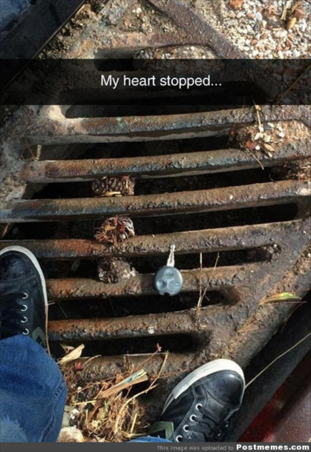 Eine Person steht auf einer Gullideckelabdeckung mit einem Schlüssel darauf, und auf dem Bild steht 'Mein Herz blieb stehen'.