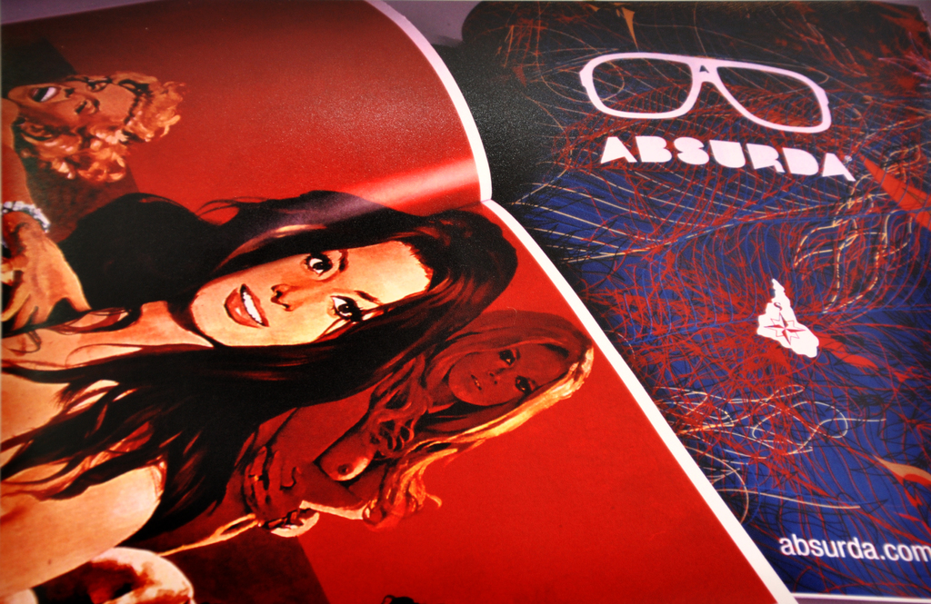 Ein Magazin-Cover mit einer Illustration einer Frau, einer Brille und Text.