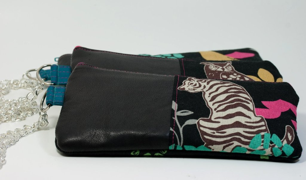 Mehrere Geldbörsen auf einem Tisch.